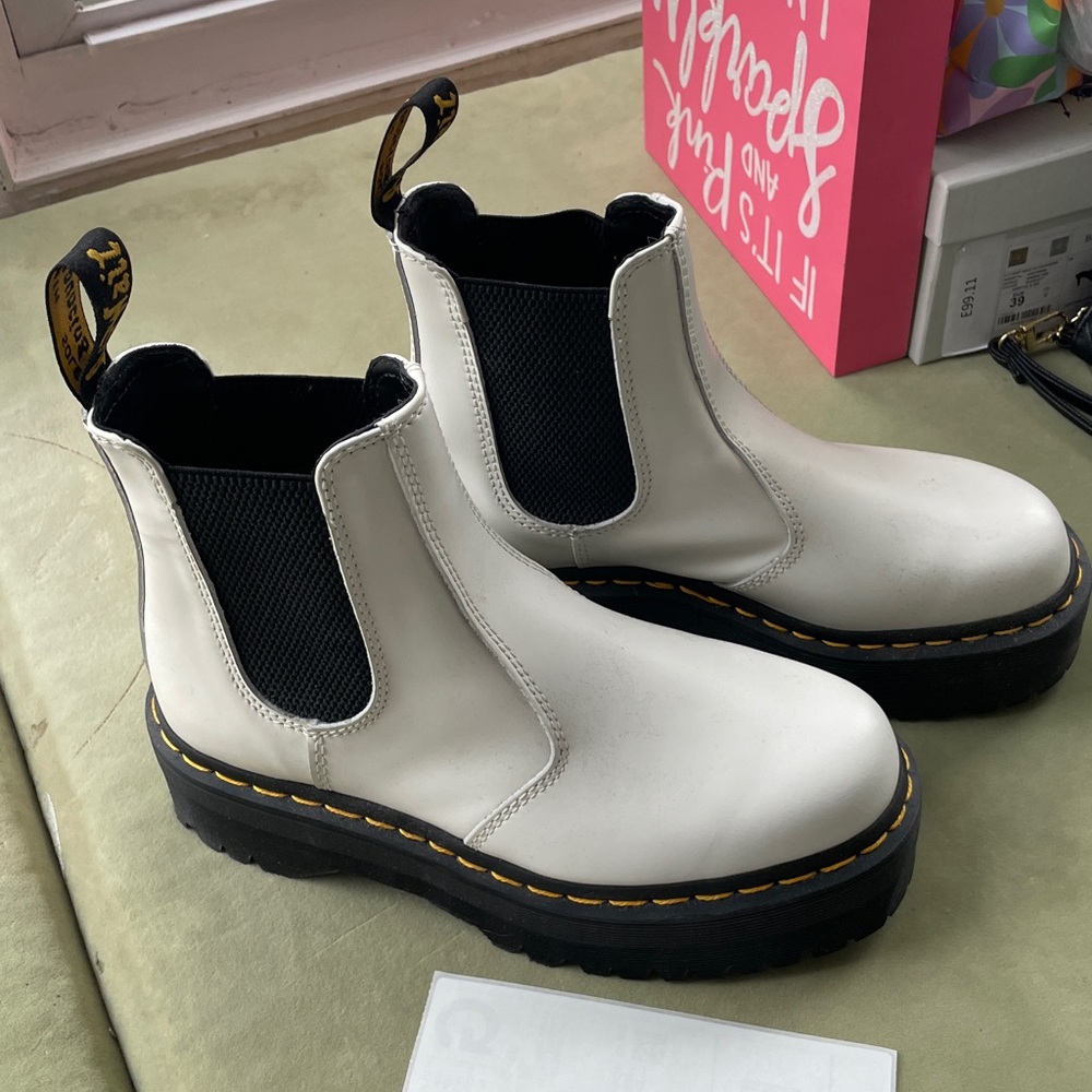 Dr Martens White Leather Boots Size 8 runs Small - Picture 2 of 4